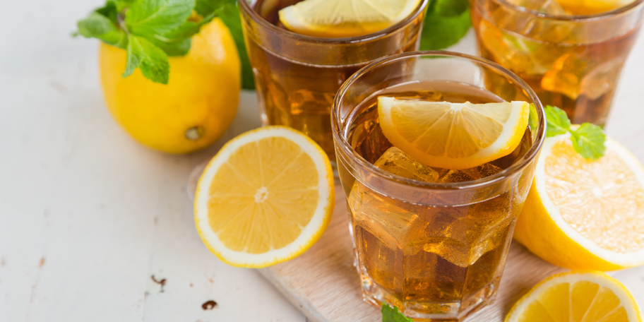 Alkoholni ledeni čaj sa limunom i nanom