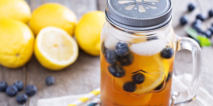 Alkoholni ledeni čaj sa limunom i borovnicama