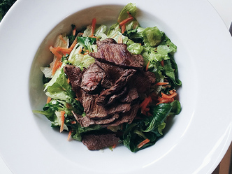 Biftek sa zelenom salatom