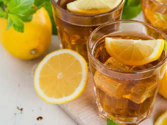 Alkoholni ledeni čaj sa limunom i nanom